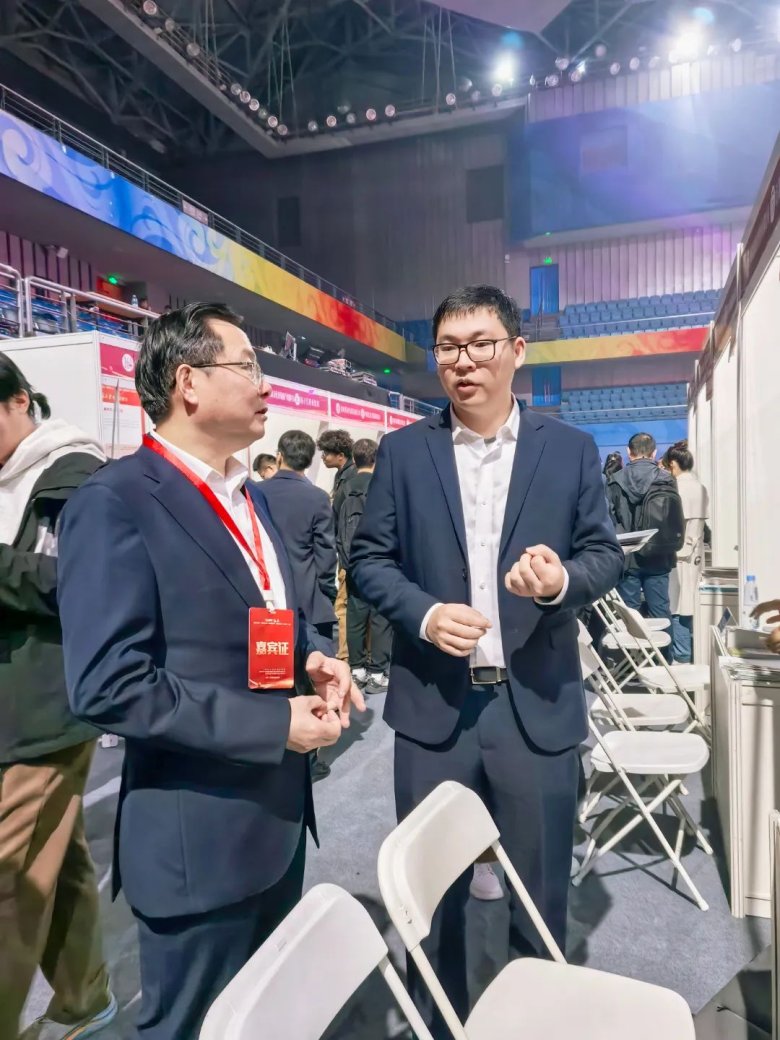 082604_446543_gsdt.jpg 082604_446543_gsdt.jpg